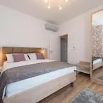 Luxury - La 1 & 2 * Vir