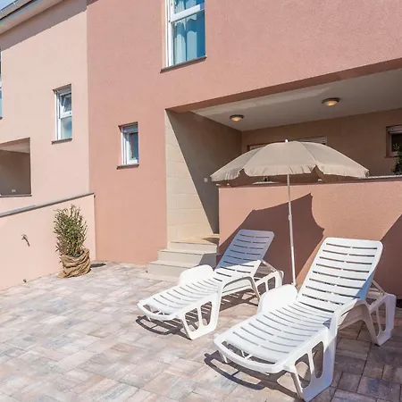 Luxury - La 1 & 2 * Vir