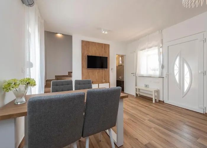 Prázdninový dům Luxury - La 1 & 2 *